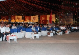 Sabaha kadar meydanı terketmediler