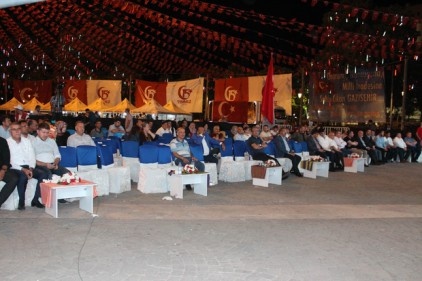 Sabaha kadar meydanı terketmediler