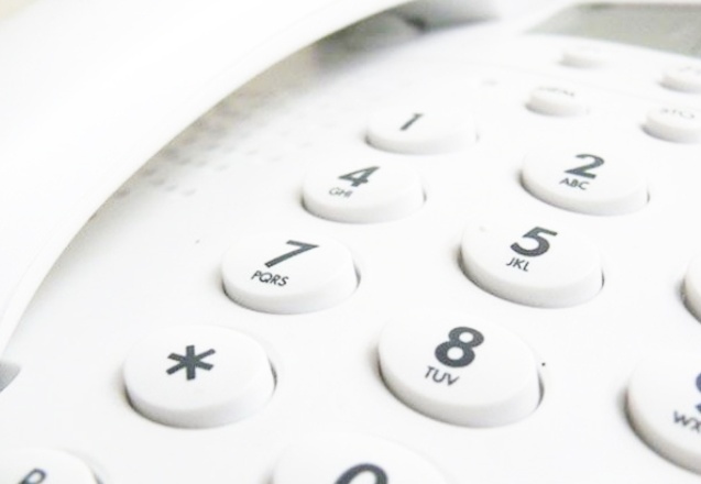 Sabit telefon yerle bir