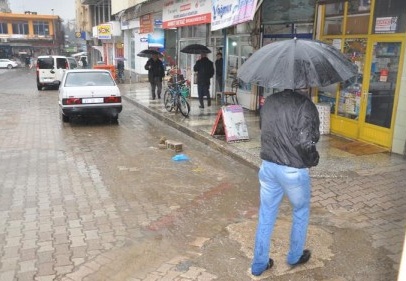 Sağanak halinde yağan yağmur toprağı suya doyurdu