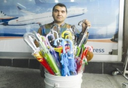 Sağanak yağış şemsiye satıcılarına yaradı