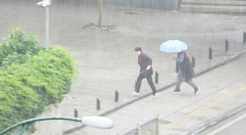 Sağanak yağış ve dolu etkili oldu