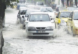 Sağanak yağmur trafiği felç etti 