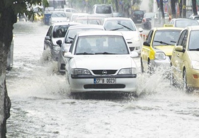 Sağanak yağmur trafiği felç etti 