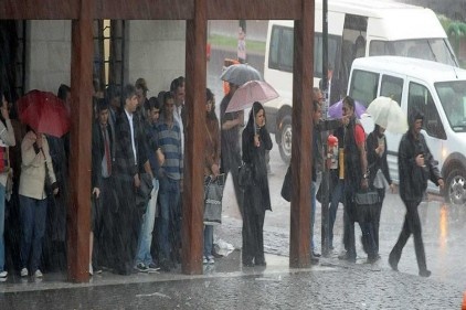 Sağanak yarın yeniden geliyor