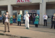 Sağlık çalışanlarına alkışla destek