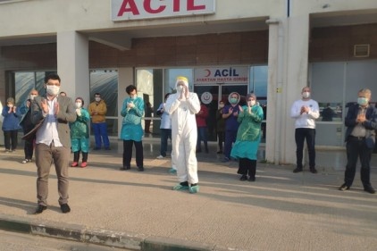 Sağlık çalışanlarına alkışla destek