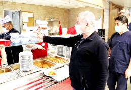 Sağlık çalışanlarına moral için aşure dağıtılıyor