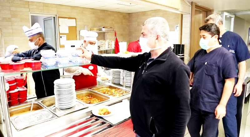 Sağlık çalışanlarına moral için aşure dağıtılıyor