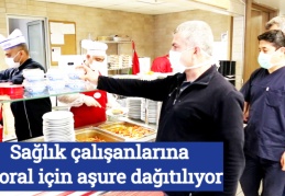 Sağlık çalışanlarına moral için aşure dağıtılıyor