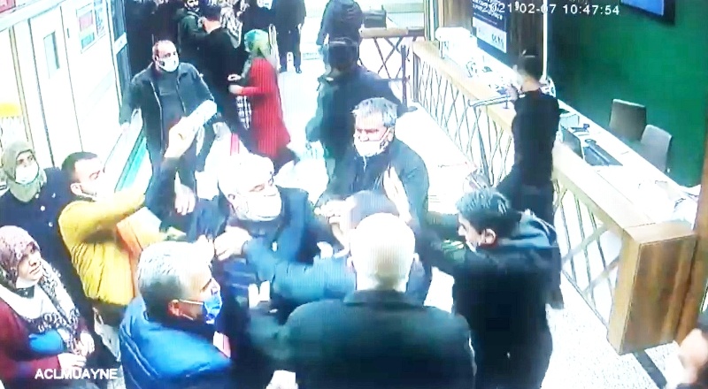 Sağlık çalışanlarına saldırı kameraya yansıdı