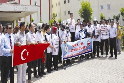 Sağlık çalışanlarından kasklı protesto