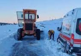 Sağlık ekiplerinin yardımına  karla mücadele ekipleri yetişti