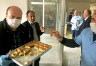 Sağlık görevlilerine baklava ikram edildi