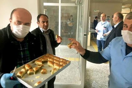 Sağlık görevlilerine baklava ikram edildi