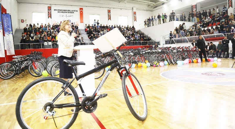 “Sağlık İçin Pedalla” sloganıyla gençlere 500 bisiklet dağıtıldı