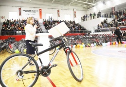 “Sağlık İçin Pedalla” sloganıyla gençlere 500 bisiklet dağıtıldı