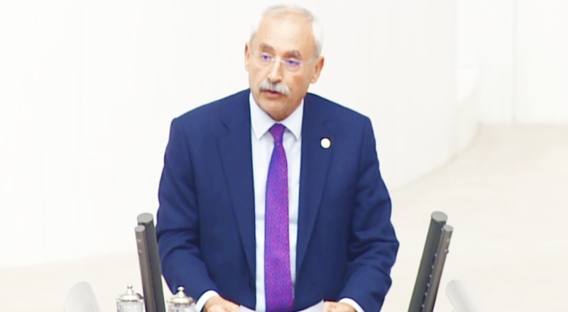 Sağlıkçılarımız, emeklerinin karşılığını ücret ve saygı olarak alamıyor