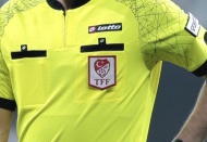 Sahada hakeme yaklaşan yandı!