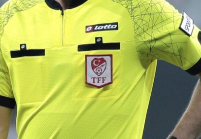 Sahada hakeme yaklaşan yandı!