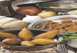 Sahan, havuz başında Ramazan keyfi sunuyor