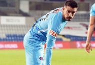 Sahaya, 'Irkçılığa Hayır' yazılı kramponlarla çıktı