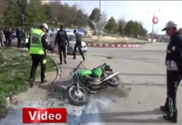 Sahibi tarafından ateşe verilen motosikleti polis söndürdü