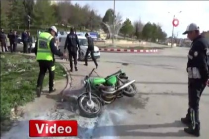 Sahibi tarafından ateşe verilen motosikleti polis söndürdü