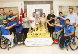 Şahin, başarılı takımı ödüllendirdi