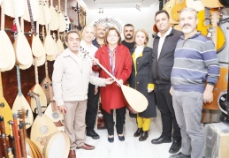 Şahin türkü söyledi