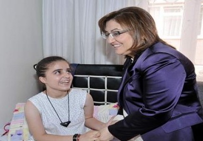 Şahin, uçakta tanıştığı genç kızı ziyaret etti 