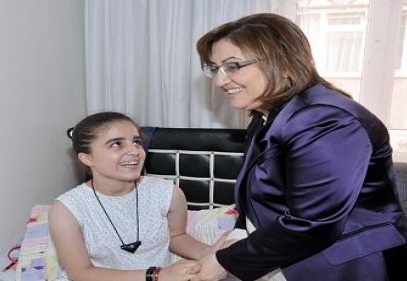 Şahin, uçakta tanıştığı genç kızı ziyaret etti 