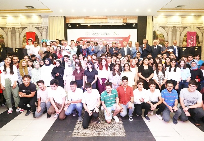 Şahin, YKS'de ilk 5 bine giren 250 öğrenci ve aileleriyle buluştu