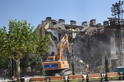 Şahinbey, 6000 metrekarelik Şıh Meydanı için yıkıma başladı