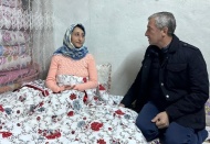 Şahinbey Belediye Başkanı Mehmet Tahmazoğlu 60. Yıl mahallesinde yıkılan evin altında kalan ve ekipler tarafından kurtarılan depremzede Seda Özbaş’ı kaldığı evde ziyaret etti.