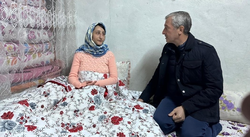 Şahinbey Belediye Başkanı Mehmet Tahmazoğlu 60. Yıl mahallesinde yıkılan evin altında kalan ve ekipler tarafından kurtarılan depremzede Seda Özbaş’ı kaldığı evde ziyaret etti.