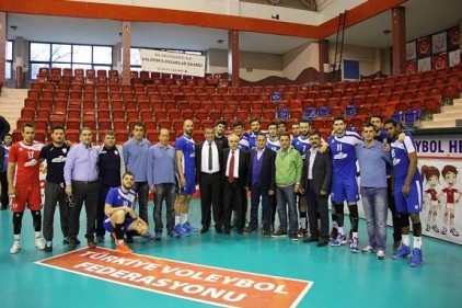 Şahinbey Belediye Gençlik Spor Voleybol takımı finale göz kırptı