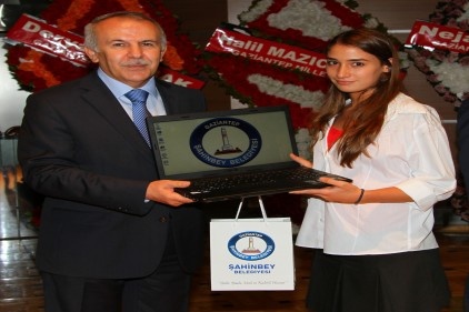Şahinbey Belediyesi 156 öğrenciye dizüstü bilgisayar hediye etti