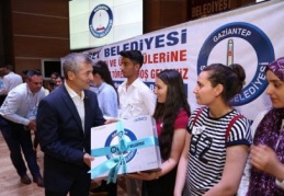 Şahinbey Belediyesi başarılı olan öğrencileri ödüllendiriyor