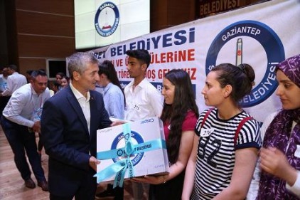 Şahinbey Belediyesi başarılı olan öğrencileri ödüllendiriyor
