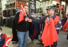 Şahinbey Belediyesi bayrak dağıtıyor