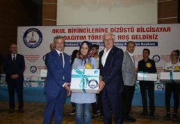 Şahinbey Belediyesi ortaokul ve lise düzeyinde birinci olan 155 öğrenciye dizüstü bilgisayar hediye edildi. 