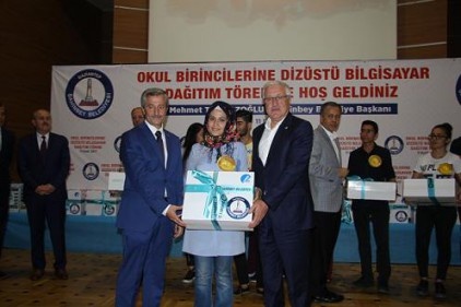 Şahinbey Belediyesi ortaokul ve lise düzeyinde birinci olan 155 öğrenciye dizüstü bilgisayar hediye edildi. 