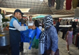 Şahinbey Belediyesi vatandaşlara kurban atık poşeti dağıttı 