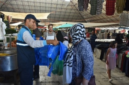 Şahinbey Belediyesi vatandaşlara kurban atık poşeti dağıttı 