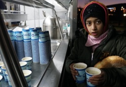Şahinbey Belediyesi yaşanan deprem felaketinde vatandaşın yanında olup kumanya desteğinde bulunuyor.