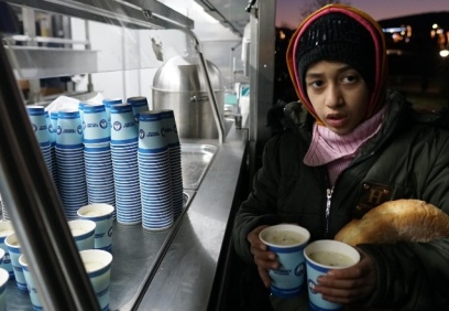 Şahinbey Belediyesi yaşanan deprem felaketinde vatandaşın yanında olup kumanya desteğinde bulunuyor.