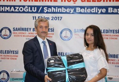 Şahinbey Belediyesi’nden başarılı öğrencilere bilgisayar 
