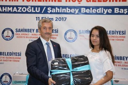 Şahinbey Belediyesi&#8217;nden başarılı öğrencilere bilgisayar 