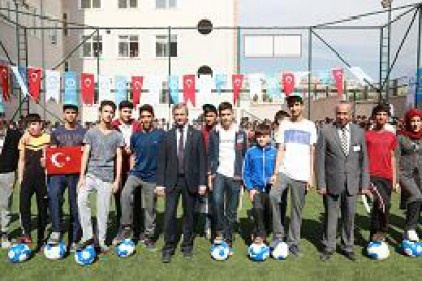 Şahinbey Belediyesinden okullara yeni halı saha